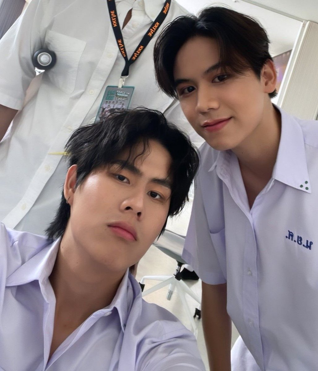 ตุวป๊อปโรงเรียนทั้งคู่ ตังวิทย์-คณิต กับวินศิลป์จีน เทอมก่อนเห็นตีกันจะเป็นจะตาย เดินสวนกันยังขัดขา เปิดเทอมนี้มาลงรูปคู่บอกรักคับเบ้บ🫶🏻