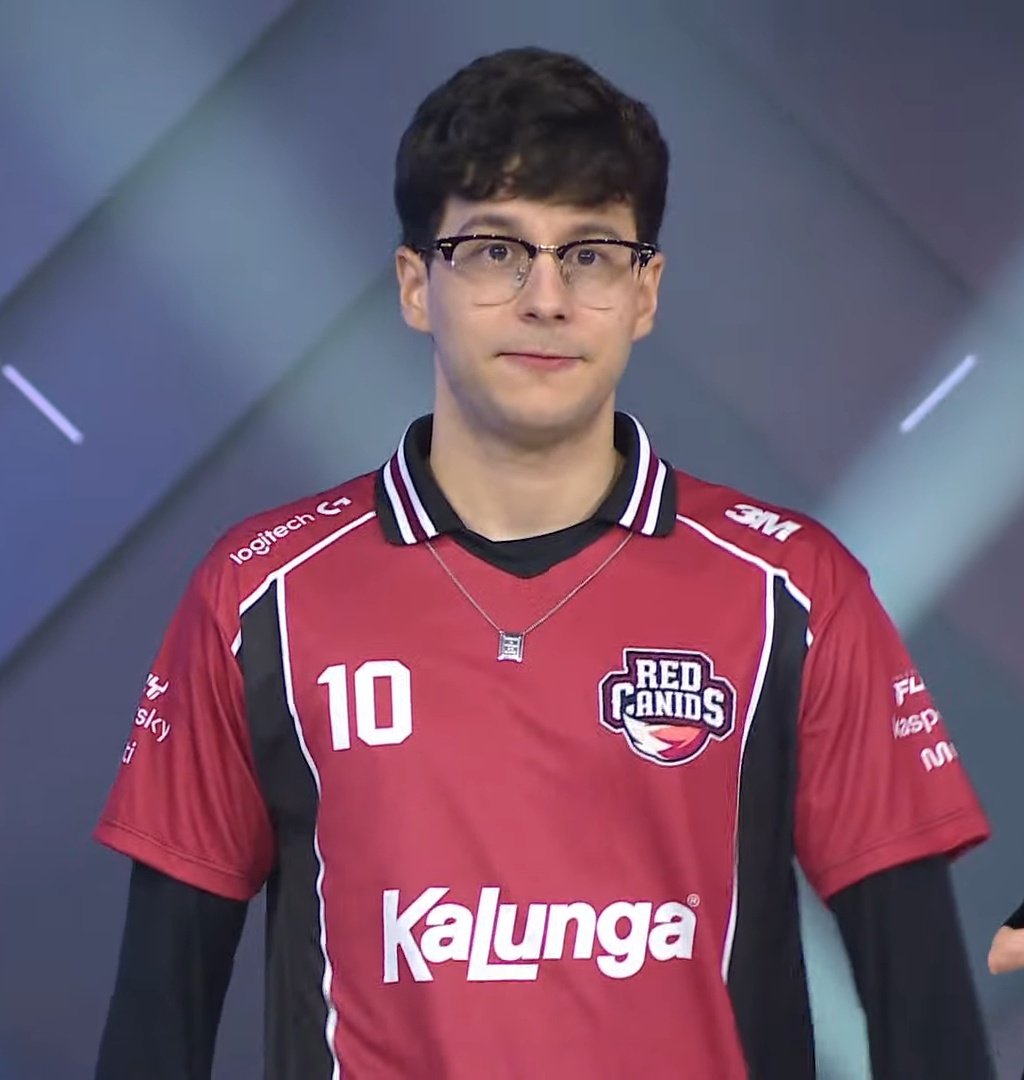 lukassts_'s tweet photo. o uniforme ficou AINDA MELHOR do que eu esperava, achei lindo pra caralho https://t.co/9bk2YFnMIl