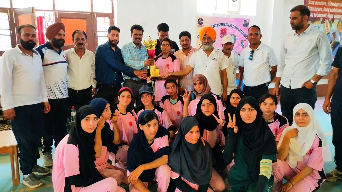 DCBaramulla's tweet photo. The IDPL #Handball Competition at Indoor Stadium Baramulla concluded today! Bandipora clinched the U14 title against Baramulla. Nearly 960 young athletes from 10 districts showcased their talent.@IndiaSports @OfficeOfLGJandK @diprjk @mingasherpa @PIBSrinagar @ddnewsSrinagar https://t.co/llecRUgG1L