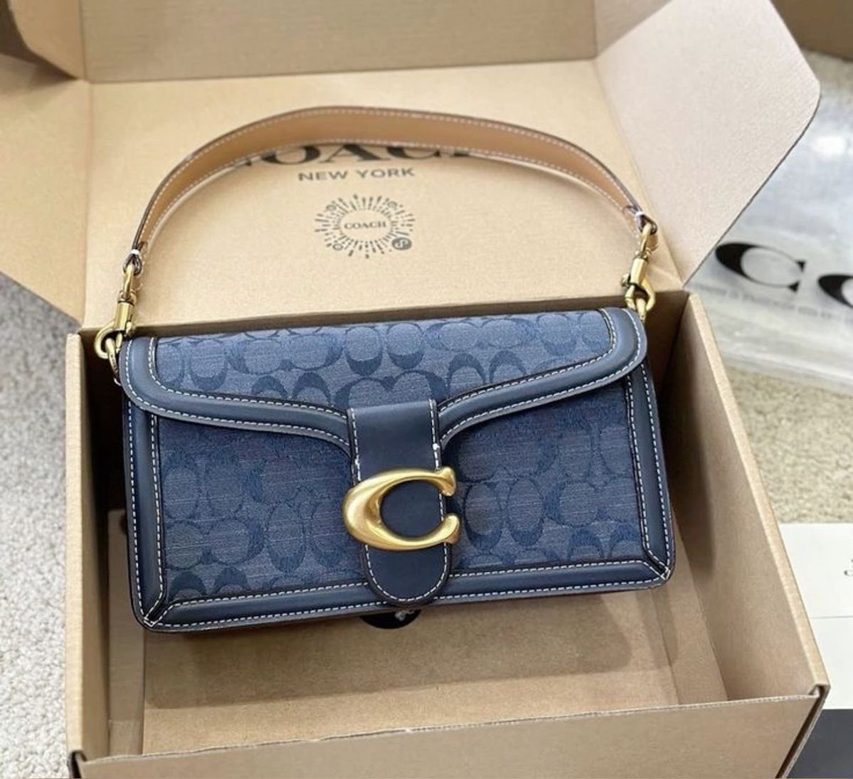 untitledallure's tweet photo. blueberry coach 🫐 https://t.co/yUpGOmetYZ