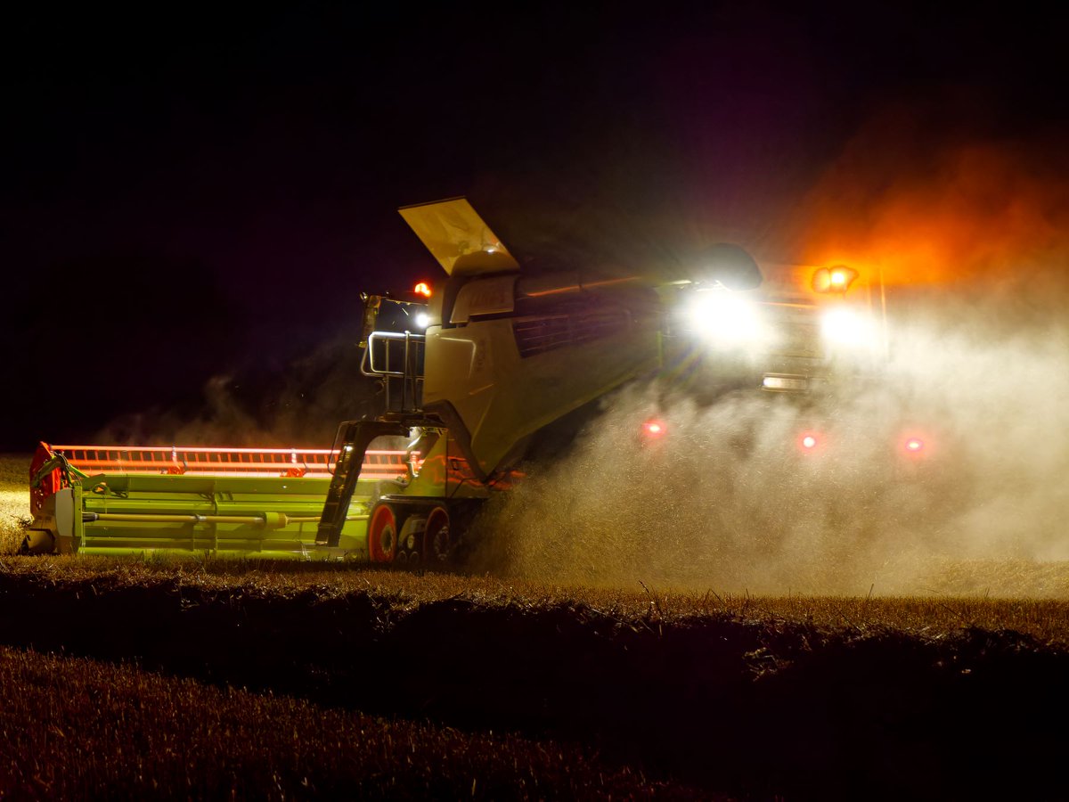 Photos de nuit de la Moisson 2024 avec <a href="/CLAASFrance/">CLAAS France</a>  Lexion 8700 TerraTrac