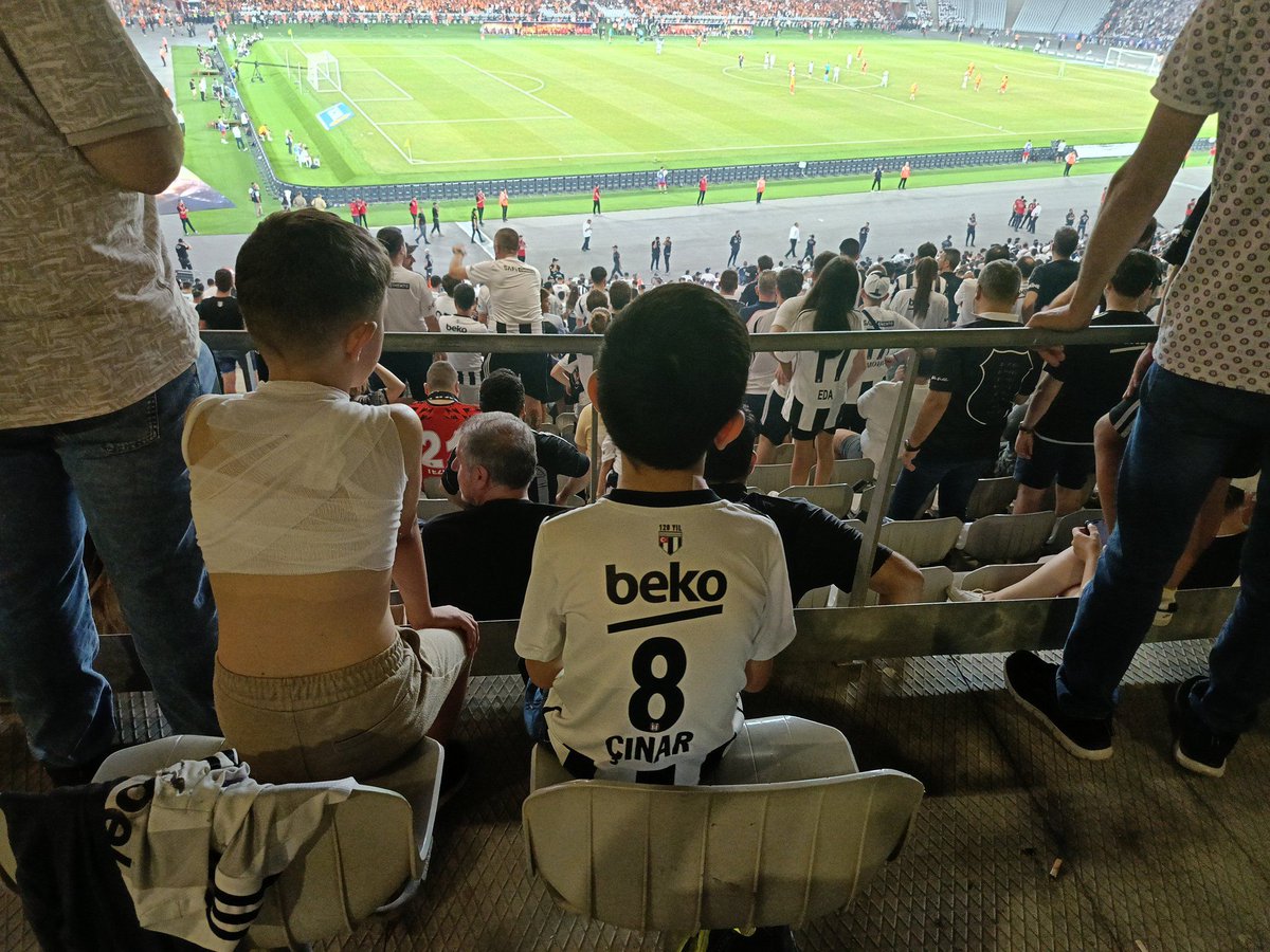 Dün tribünde tepeden aşağıya torpil ve meşale atanlara sesleniyoruz; 

Yaptığınız işin bırakın tribüncülükle bu kültürün en uç ve en sert safhası olan holiganizmle bile alakası yok. Aşağıya attığınız torpiller insanların yüzünde patlıyor, meşaleler çoluk çocuğun sırtında bitiyor.