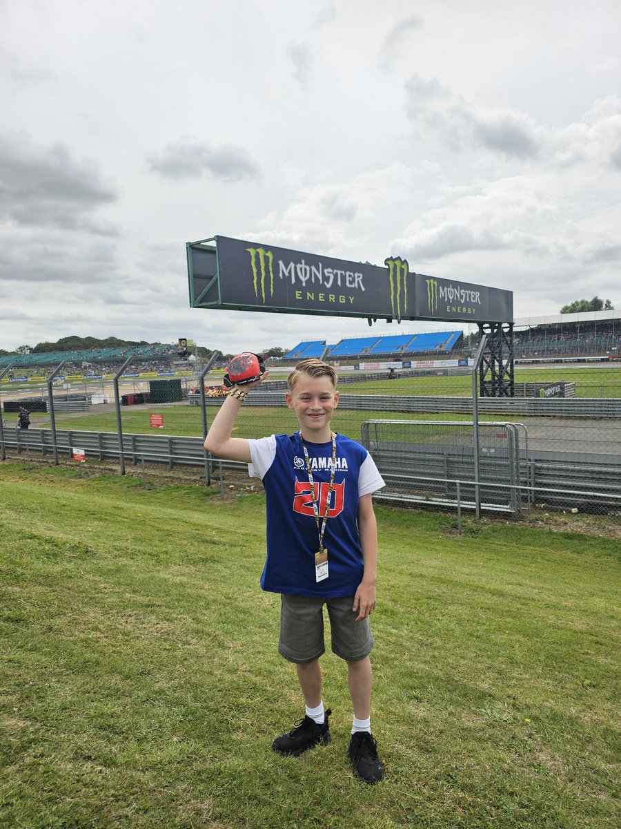 SimonWarren3's tweet image. A massive thank you to Pecco today for throwing one of your knee sliders from your podium finish today to my son Jack. #Superstar #Memories