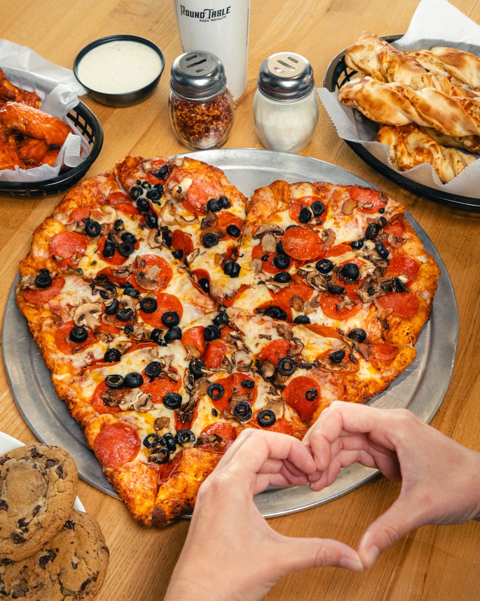 RoundTablePizza's tweet photo. Heart-shaped pizza to celebrate those who matter the most β€οΈ #NationalFriendshipDay Order yours now: https://t.co/LLyQRW6LRf
#roundtablepizza #rtp #pizza #roundtable #food #foodtok #pizzeria https://t.co/LCqLh2D28w