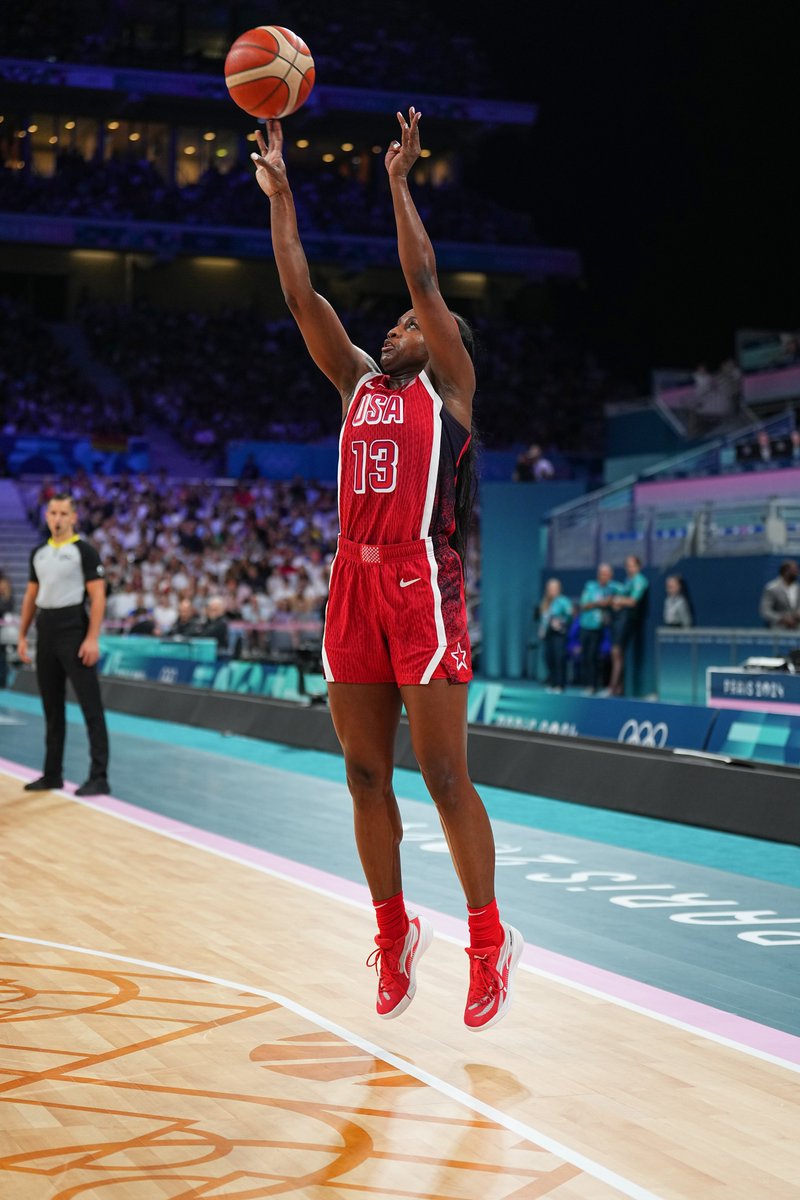 Jackie beats the buzzer! 🚨

📺 <a href="/USANetwork/">USA Network</a> <a href="/peacock/">Peacock</a>

🇺🇸 #USABWNT #Paris2024 #Basketball