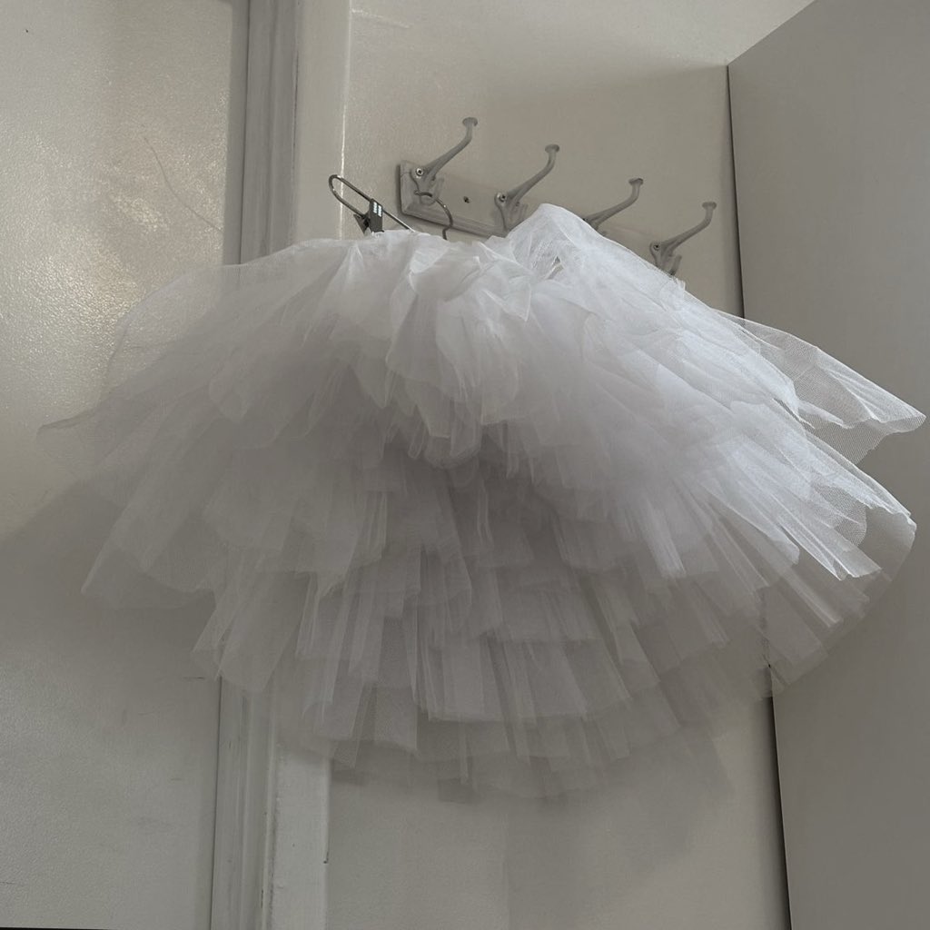 nyclvser's tweet image. ⠀⠀
⠀⠀ ⠀ romane de vitray, était l’une de ces
⠀⠀ ⠀ femmes dont on ne pouvait oublier
⠀⠀ ⠀ le son de sa voix, ou, celui de son rire.
⠀⠀ ⠀ ⠀