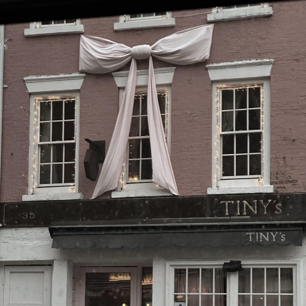 nyclvser's tweet image. ⠀⠀
⠀⠀ ⠀ romane de vitray, était l’une de ces
⠀⠀ ⠀ femmes dont on ne pouvait oublier
⠀⠀ ⠀ le son de sa voix, ou, celui de son rire.
⠀⠀ ⠀ ⠀