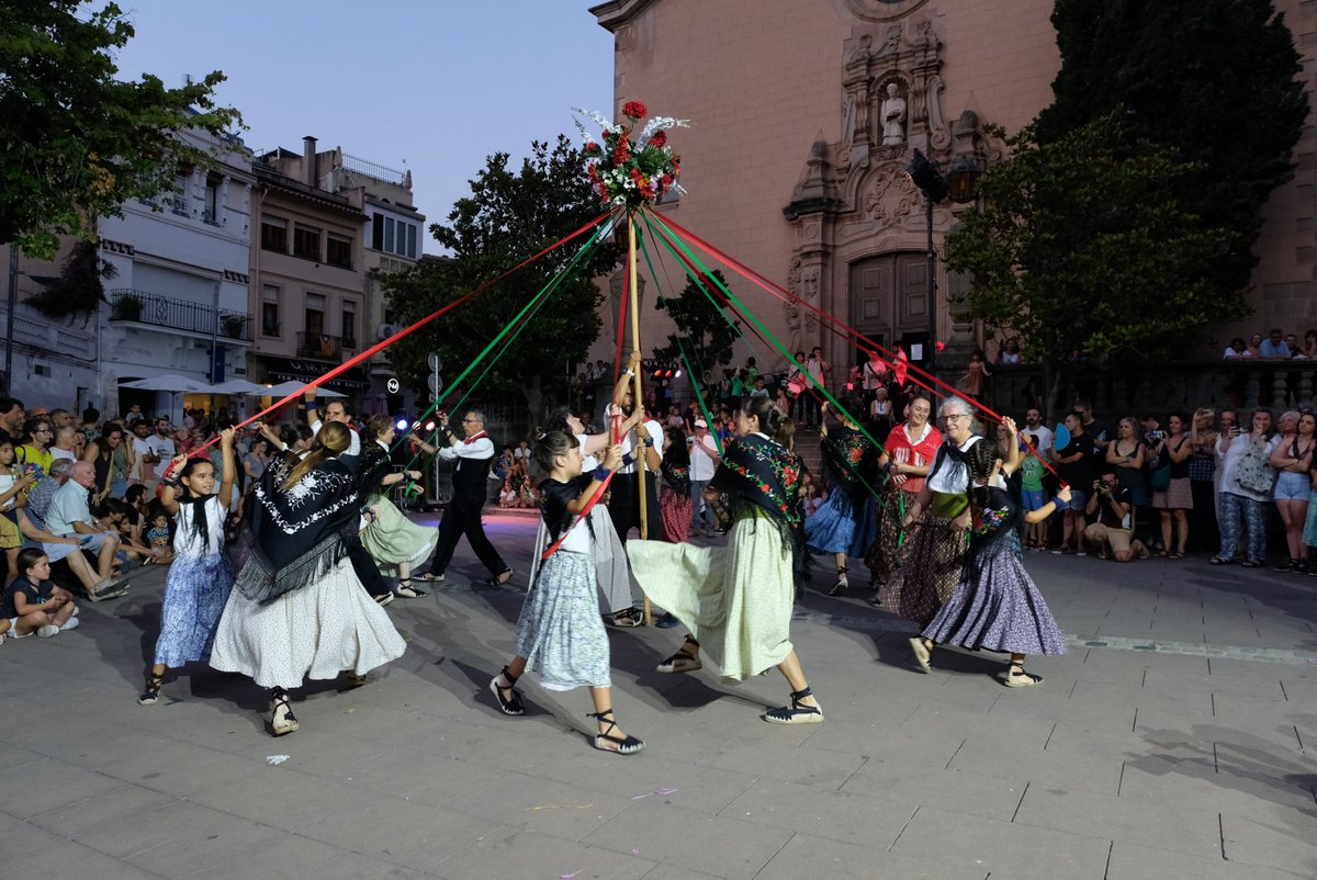 Cintes_LG's tweet photo. 🥳 🎉 Aquesta nit  tornarem a omplir la plaça en el seguici final de la Festa Major de la Garriga!! Us esperem a les 23 h a la plaça de l'església!  #balldecintes #festamajorlg #lagarriga https://t.co/fFOsYWHSKV