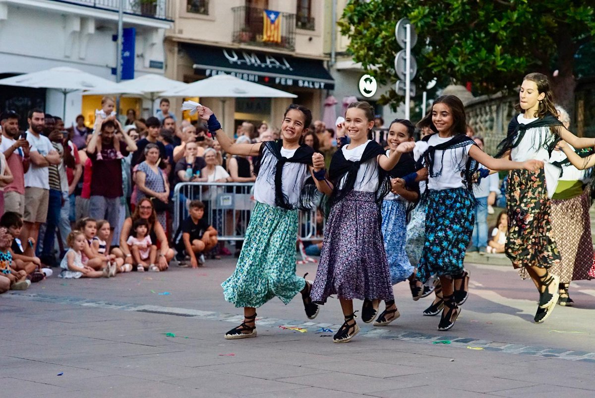 Cintes_LG's tweet photo. 🥳 🎉 Aquesta nit  tornarem a omplir la plaça en el seguici final de la Festa Major de la Garriga!! Us esperem a les 23 h a la plaça de l'església!  #balldecintes #festamajorlg #lagarriga https://t.co/fFOsYWHSKV