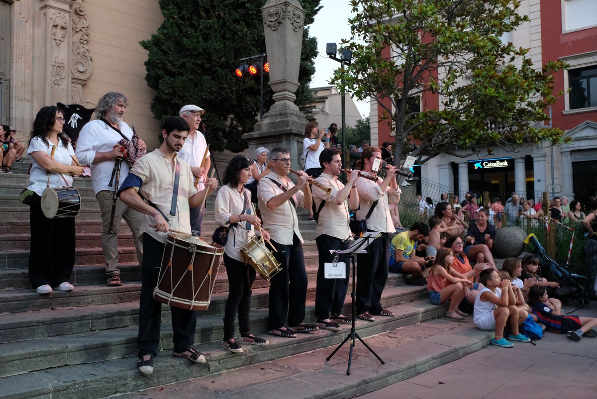 Cintes_LG's tweet photo. 🥳 🎉 Aquesta nit  tornarem a omplir la plaça en el seguici final de la Festa Major de la Garriga!! Us esperem a les 23 h a la plaça de l'església!  #balldecintes #festamajorlg #lagarriga https://t.co/fFOsYWHSKV