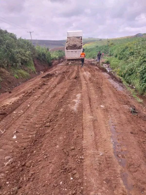 ItsMutai's tweet photo. I'm told Narok West MP along with Tunai, former Narok County governor today organised goons to try and heckle the Narok County Governor, Patrick Ole Ntutu in Kilgoris over lack of roads in the Kilgoris Town.

First of all, acheni uchochezi. Secondly kuweni na adabu. When we have a visitor like the head of state, William Ruto, you don't embarrass us Infront of visitors. Kwani mlilelewa wapi? Komeni.

Thirdly... Below are the just concluded roads that have been commissioned by the Governor last week. Kwani hamna macho ama nini? Ama Tunai has not been to Kilgoris recently so he doesn't even know what's happening Kwa ki-ground?

Again, hata kama, kwani what do you want? The road construction machines are currently in Kilgoris zikiwa Kazi.... Hamna macho? 

Komeni!