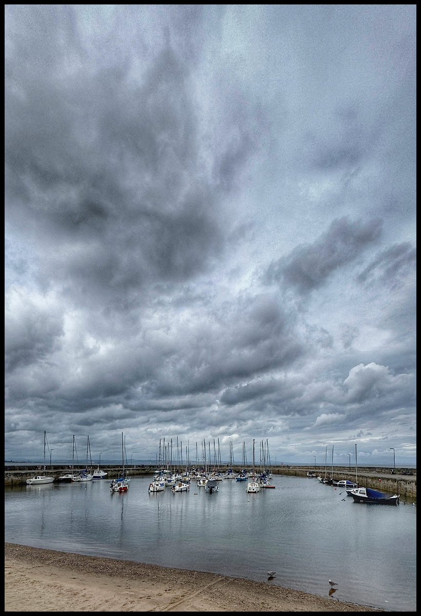 Good evening friends.
Still very mild in East Lothian today but under leaden skies.
Fisherrow harbour is always on my list to visit no matter what the weather.
Have a lovely evening.