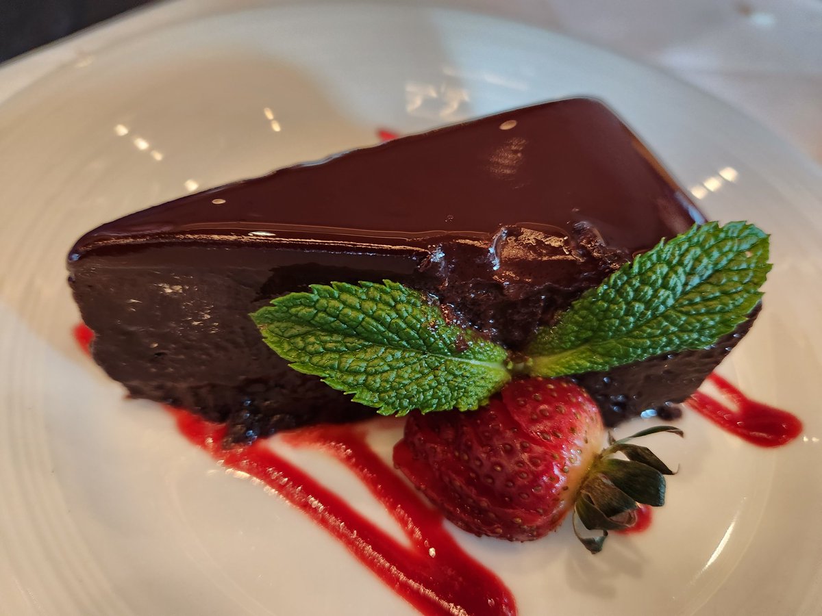 thecmcworld's tweet image. #DesserTime! 🍫🍰🤎