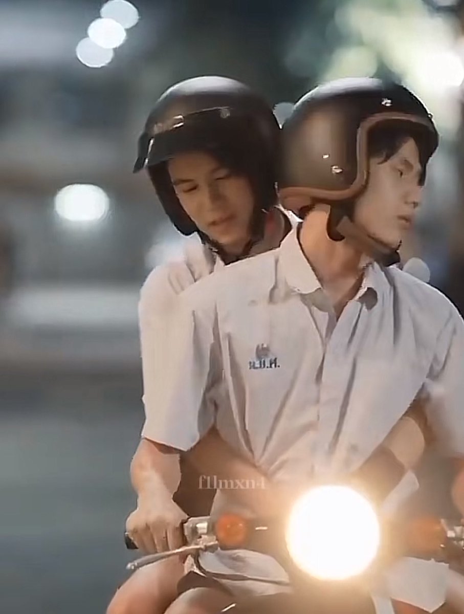 พล็อตลูกคุรหนูใช้ชีวิตแบบตัวดีไฮโซเด่กบ้านรวยเอาแต่ใจ กับไอเด่กนักเรียนทุนที่ชอบถุกยัยคุรหนูนี่หาเรื่องประจำ ปกตินั่งแต่เบนซ์วันนี้ต้องมาซ้อนท้ายไอมอไซค์นี่ เกิดมายังไม่เคยนั่งเลยนะ โมโหๆๆ โอ้ยแล้วจะไปใจเต้นแรงทำไมเนี่ยๆๆๆ 😾😾😾😾😾