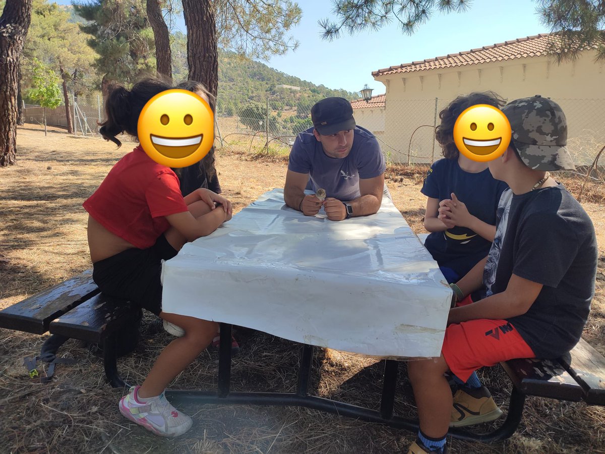Ayer realizamos un taller infantil de identificación de aves en mano y cajas nido en el Museo de la Naturaleza Valle del Alberche en El Barraco, fue todo un éxito, gracias por la invitación

Y gracias a tod@s por venir