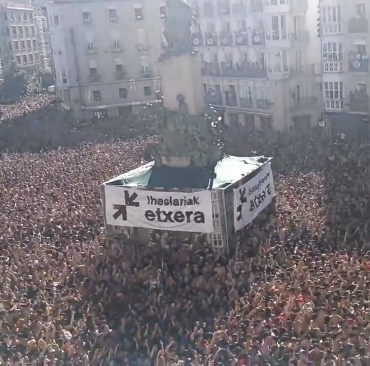 De nuevo en la bajada de Celedón, en las fiestas de #VitoriaGasteiz 2024, vemos pancartas por los presos de ETA.

Los de siempre siguen ocupando y acaparando el espacio público con mensajes que impiden la convivencia y la #memoria de las víctimas del terrorismo. 

¿Hasta cuándo?