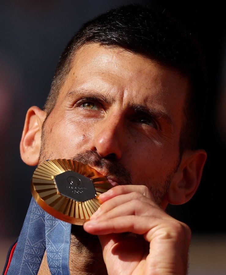 MidnightMusinng's tweet image. Novak Djokovic with his Olympic Gold Medal!! ❤️🌟

#Djokovic #INDvSL #Vandersay #Hockey #Badminton #Sreejesh #LakshyaSen  #RohitSharma