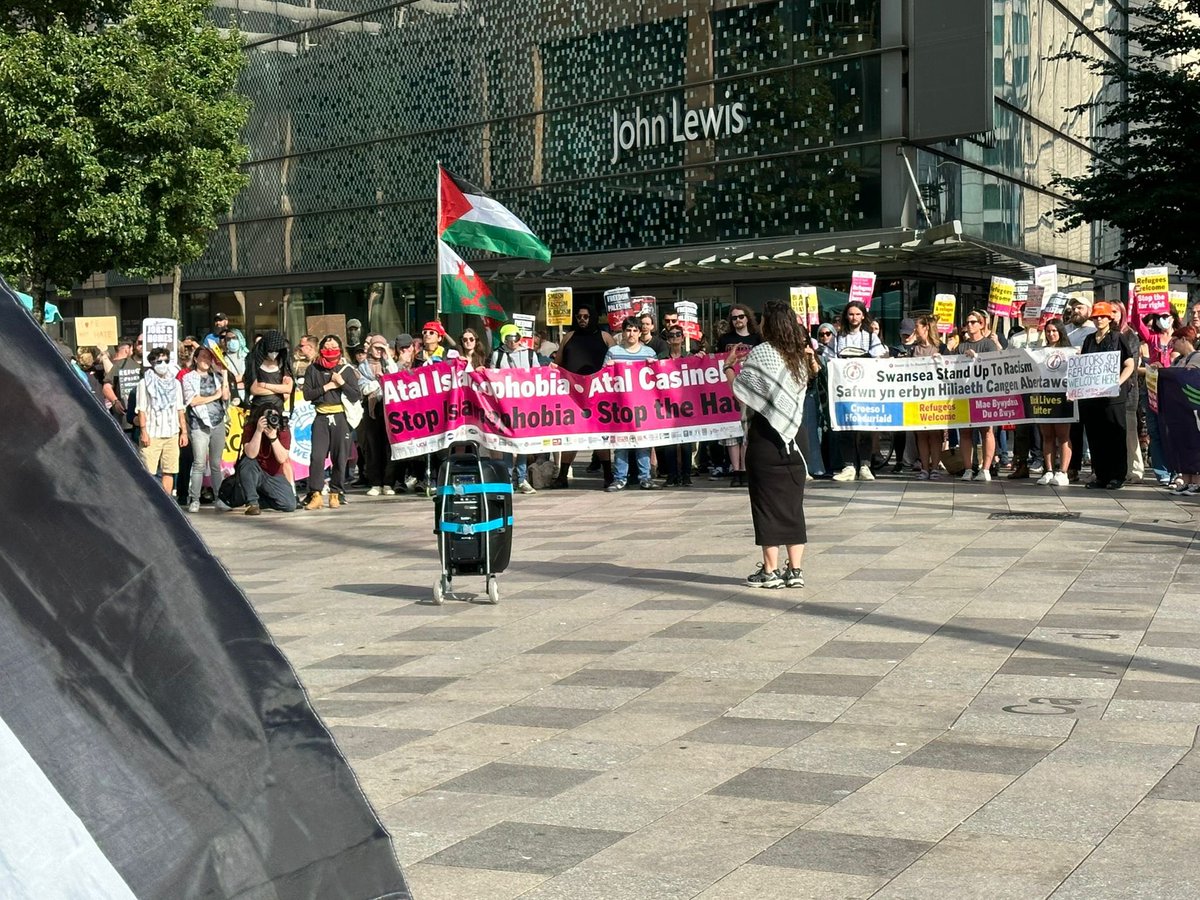 AntiRacismDay's tweet photo. Anti-fascists: 450, fascists: 7

Cardiff delivers for the second day running! 

#Cardiff is anti-fascist. Need more of this. Join us at your local protest 

@BLMCardiff https://t.co/P10ED8OLVQ