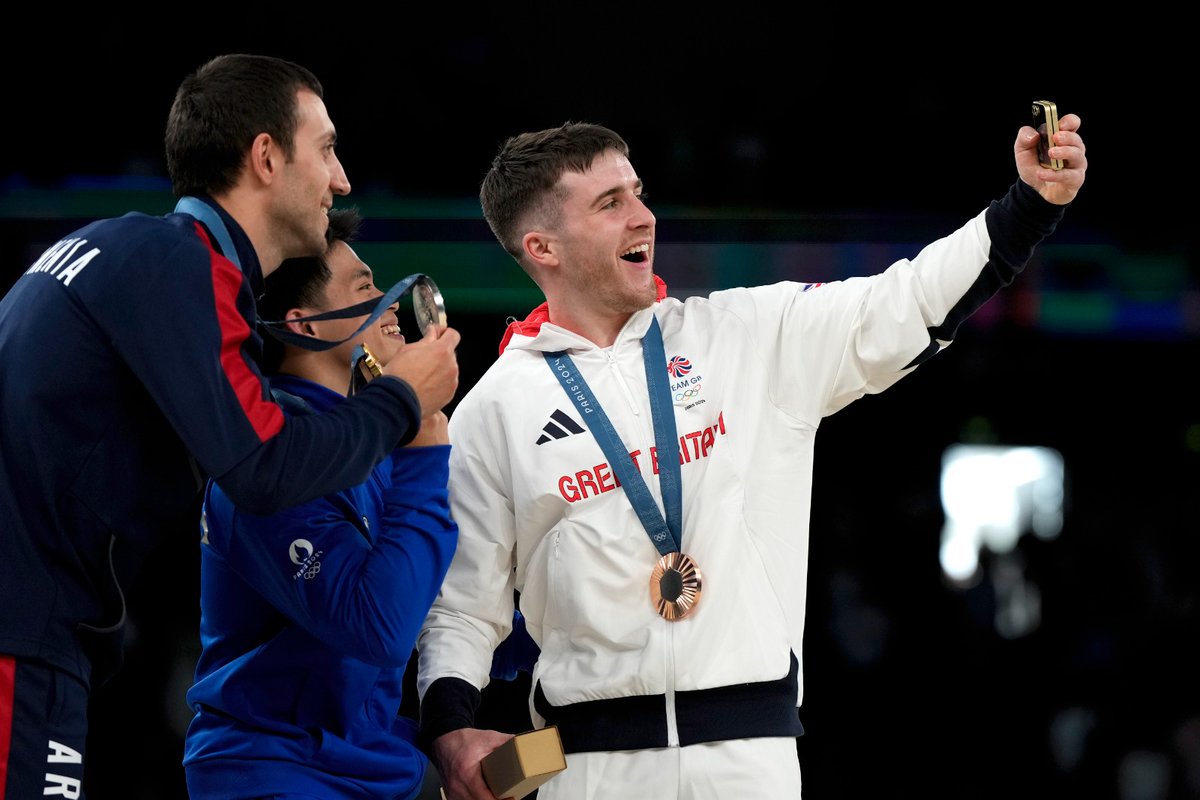 inquirersports's tweet photo. LOOK: Team Philippines' Carlos Yulo celebrates with Armenia's Artur Davtyan and Britain's Harry Hepworth during the medal ceremony for the men's vault final at the 2024 Paris Olympics. #Paris2024 | 📸: Francisco Seco/AP 

READ RELATED STORY: https://t.co/gXJusv3gtJ https://t.co/fl7oCHqySV