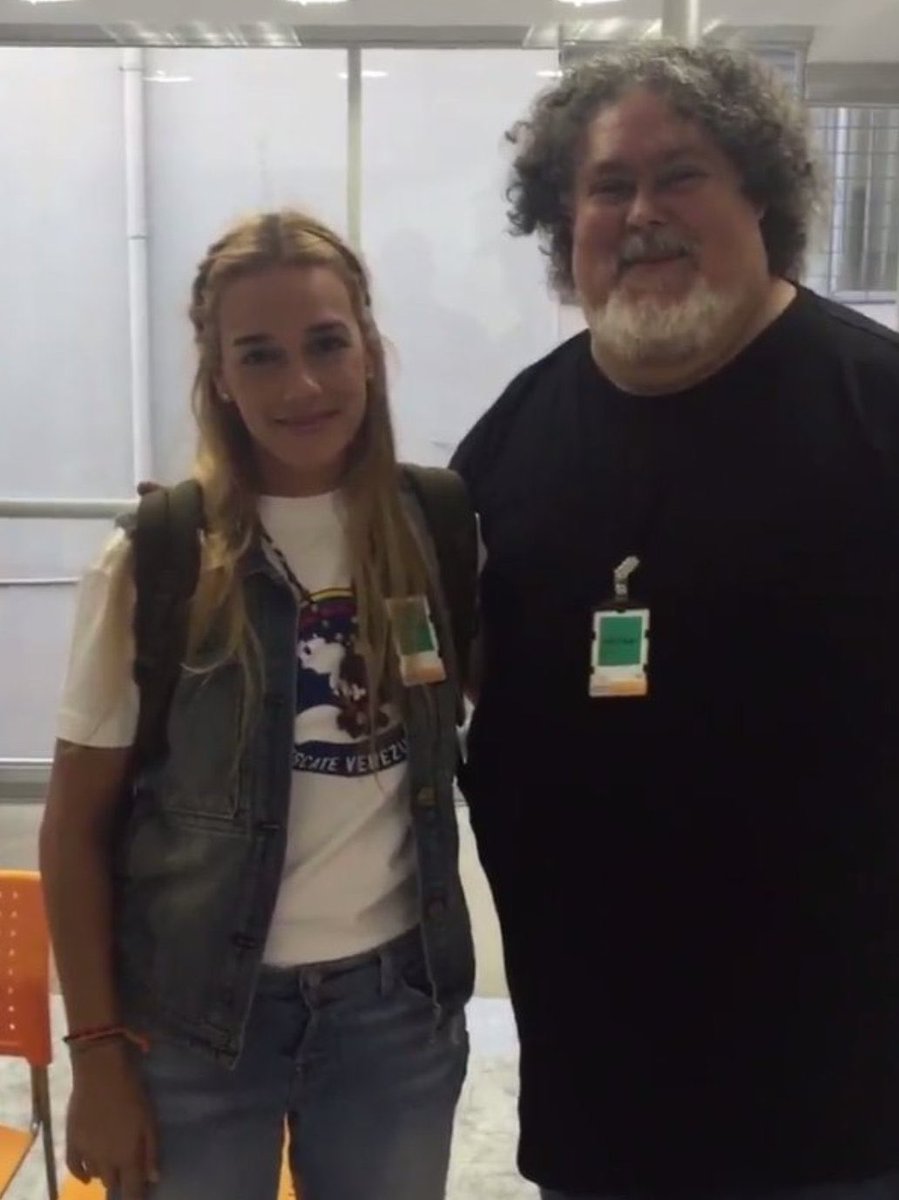 4F_Mamba's tweet image. Mi Cmte Chávez decía: Hay muchas formas de traicionar la revolución, en cualquier lugar, en cualquier espacio. Vender los valores es traicionar la revolución. 

Chávez le dio una patada a @juanbarretoc por ineficiente, Maduro se la dio por traidor.