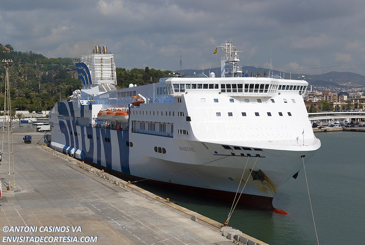 El Majestic atracado esta mañana en el puerto de Barcelona.