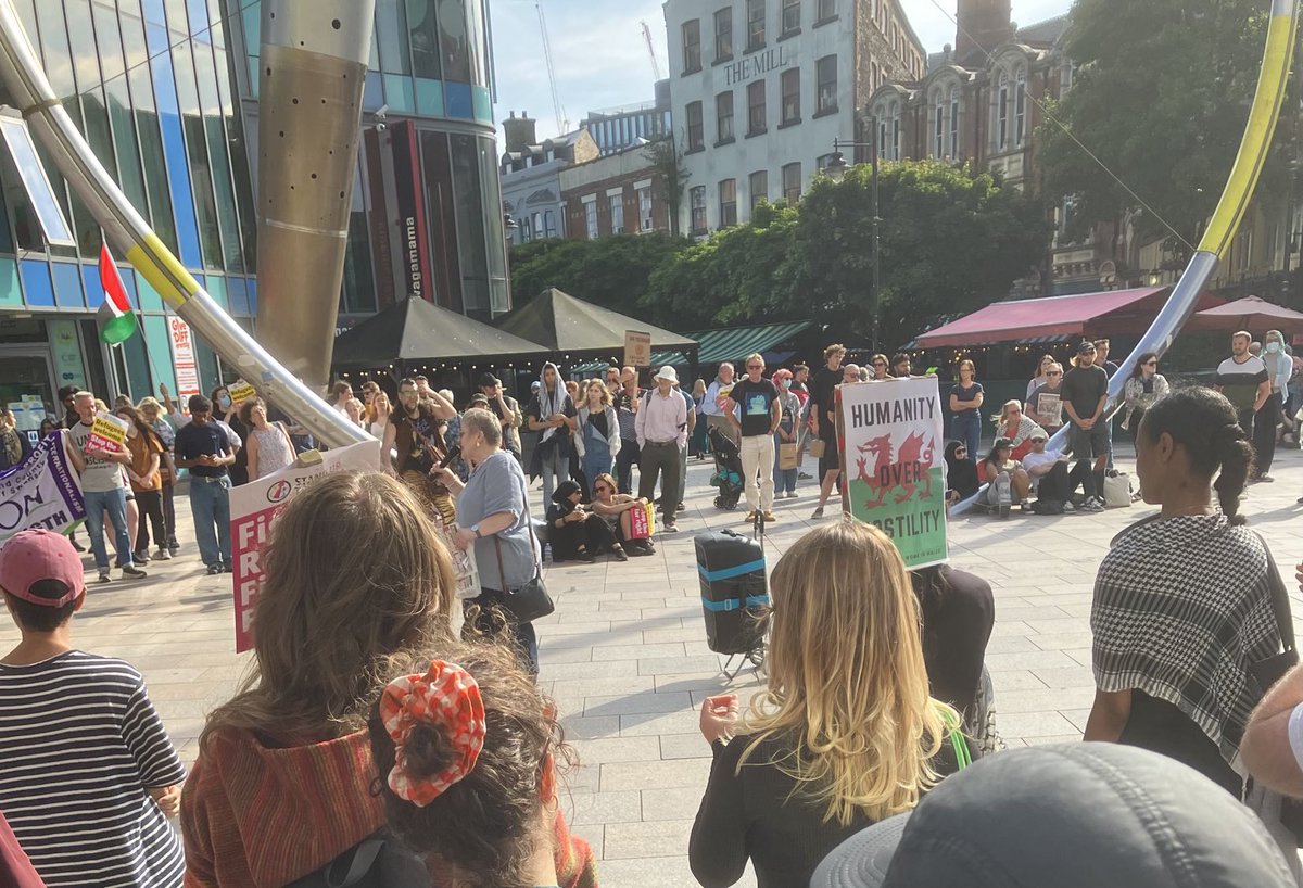 Sul 4ydd Awst 2024

Ciliwch, a rhag eich cwilydd - ewch i ffwrdd,
             chi y ffash digwilydd,
cerwch, yn sŵn ein cerydd,
i’r diawl o strydoedd Caerdydd.