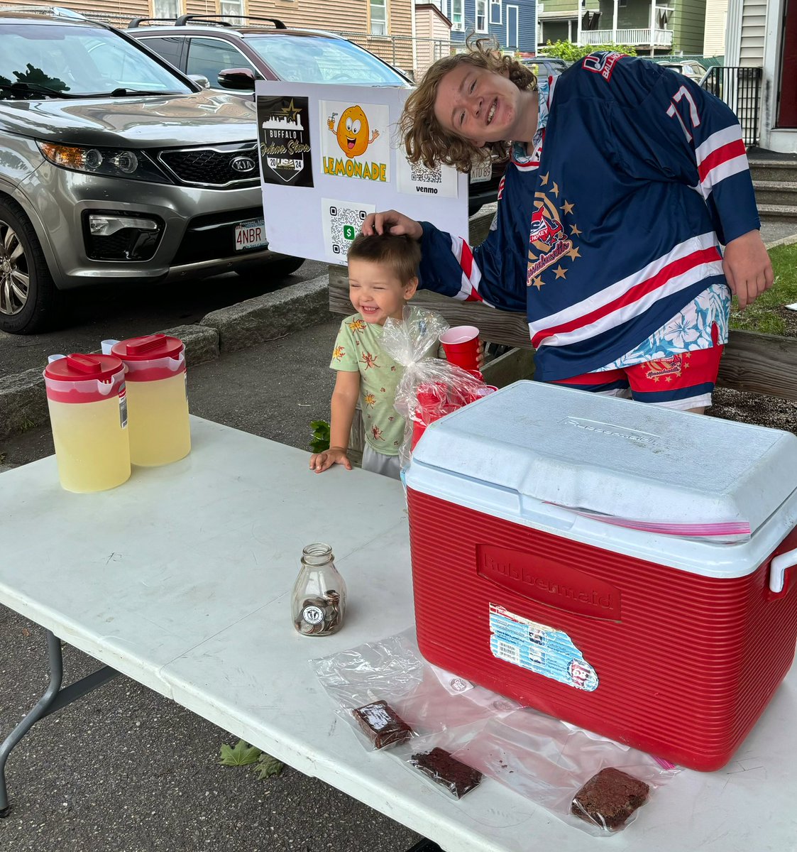 Akin28Dan's tweet photo. Avery (13) taking advantage of the hot and humid August day and hustling lemonade for his big trip next weekend to Buffalo for @USABallHockey Future Stars ‘24 . @garyvee sacrificed a beach day with friends and “doubled down” on an opportunity.  Proud dad moment. https://t.co/s1N7EuyJ6k