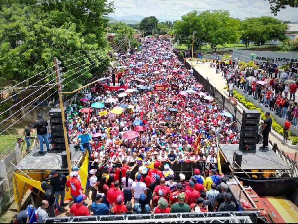 Fundación Movimiento por la Paz y la Vida Vzla (@fundacion_mpv) on Twitter photo El pueblo carabobeño salió a las calles con profundo optimismo y alegría respaldando la paz.
Comprometidos en continuar el legado del Comandante Chávez y las orientaciones del Presidente <a href="/NicolasMaduro/">Nicolás Maduro</a> por la comunidad del socialismo bolivariano.
#VenezuelaPazYJusticia El pueblo carabobeño salió a las calles con profundo optimismo y alegría respaldando la paz.
Comprometidos en continuar el legado del Comandante Chávez y las orientaciones del Presidente <a href="/NicolasMaduro/">Nicolás Maduro</a> por la comunidad del socialismo bolivariano.
#VenezuelaPazYJusticia