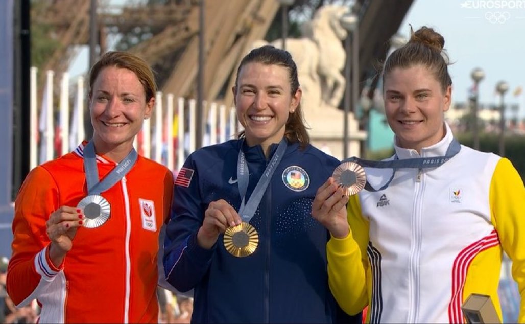 #PÓDIO Women’s Road Cycling #Cycling #RoadCycling #OlympicCycling #Paris2024  

🥇 Kristen Faulkner (USA)
🥈 Marianne Vos (NED)
🥉 Lotte Kopecky (BEL)