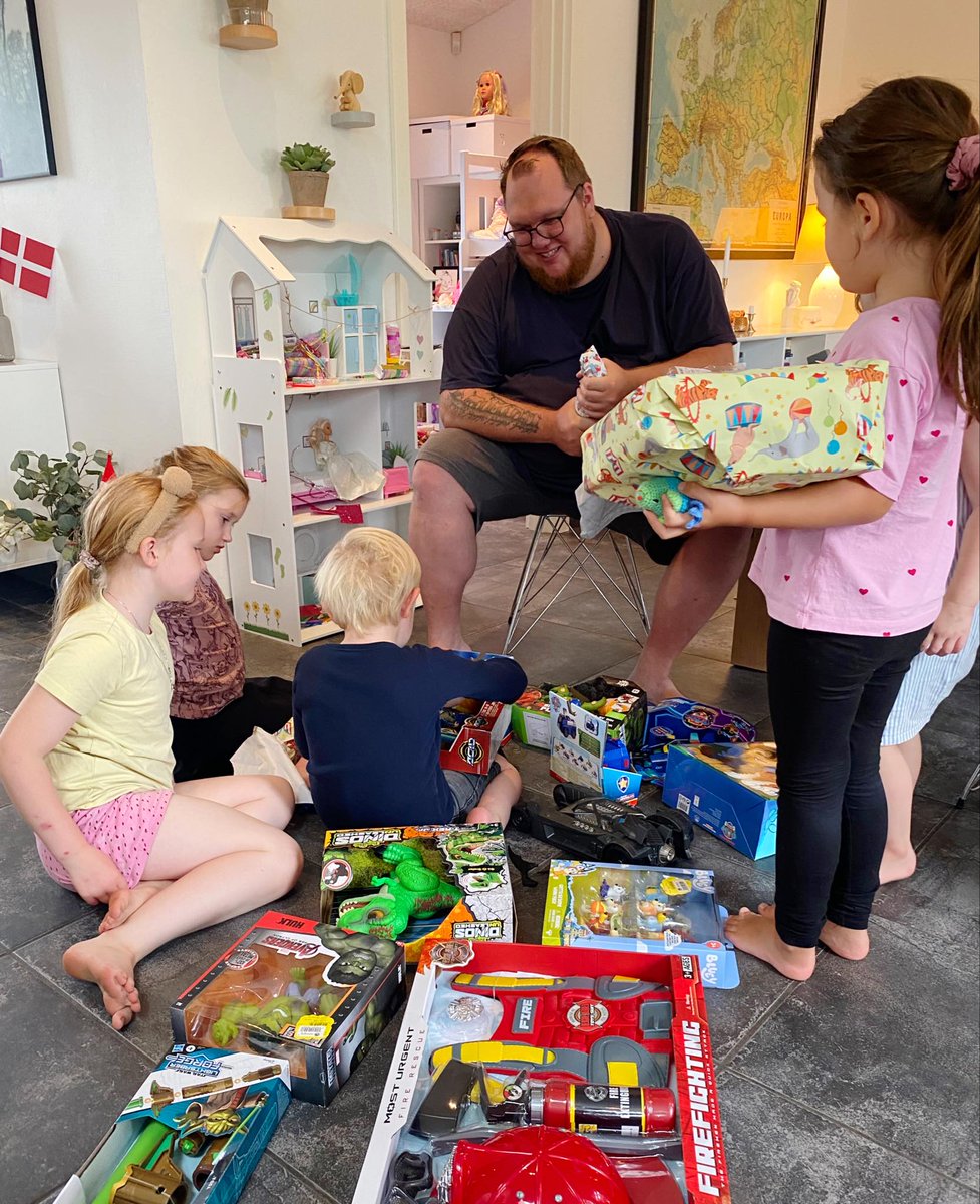 Vi har i dag fejret Theo's 4 års fødselsdag efter jeg skulle aflevere ham tilbage på det børnehjem han har boet på i 2 måneder sammen med hans søster. Jeg er fuld af frygt for om en måned skal han hjem til sin mor igen men der bliver heldigvis sat ind med massiv støtte i hjemmet.