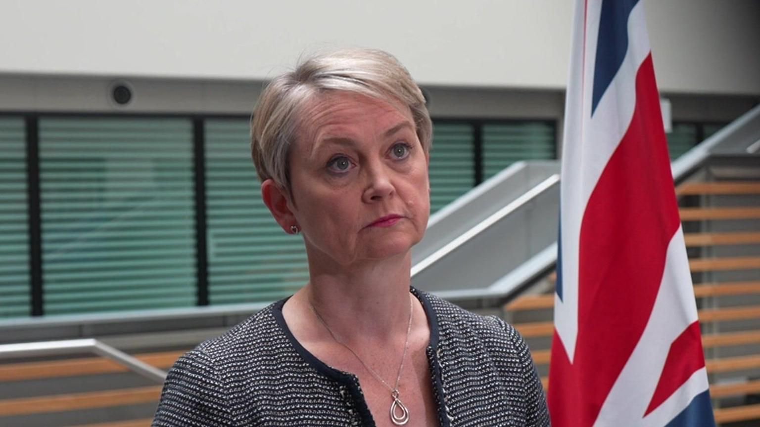 ???? Muhbir on X: "İngiltere İçişleri Bakanı Yvette Cooper, ülke çapında tüm camilerde güvenlik önlemleri alınacağını duyurdu. Ülkede göçmen karşıtı protestolar devam ediyor. https://t.co/2gMu3hI4xn" / X