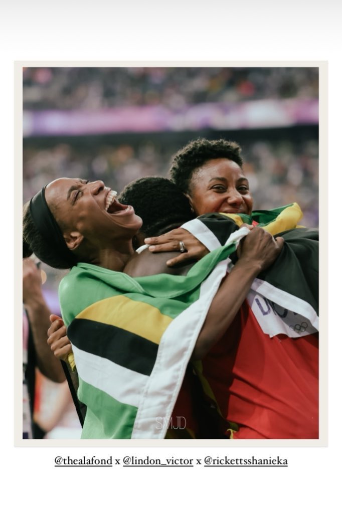 I absolutely love this. The joy in this photo can be felt! 
Small islands, huge talent! 
🇩🇲 X 🇯🇲 X 🇬🇩
📸 smjdagency
#Olympics  #OneCaribbean