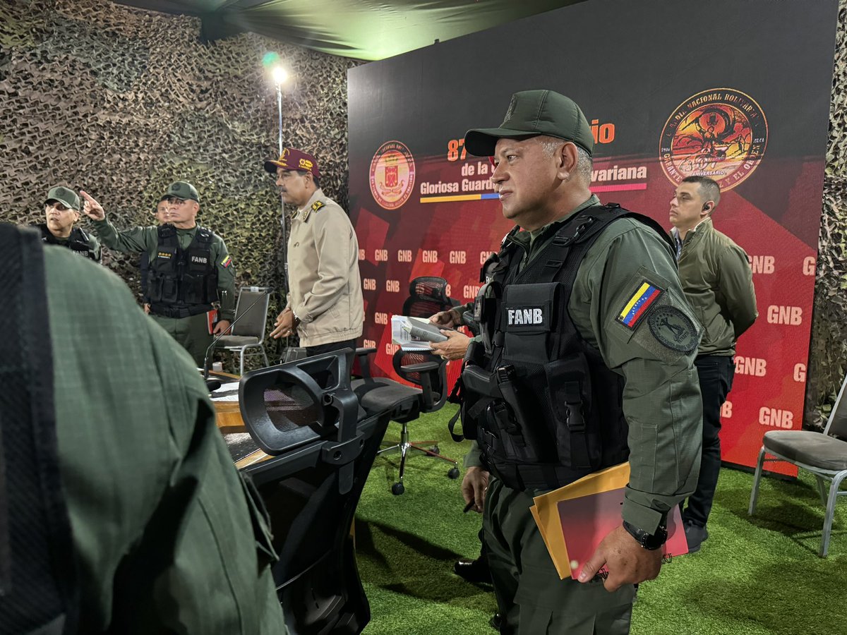 Madelein Garcia (@madeleintlsur) on Twitter photo ¿Adivinen quién se puso el uniforme?
<a href="/dcabellor/">Diosdado Cabello R</a> listo para la defensa de la paz de Venezuela. ¿Adivinen quién se puso el uniforme?
<a href="/dcabellor/">Diosdado Cabello R</a> listo para la defensa de la paz de Venezuela.