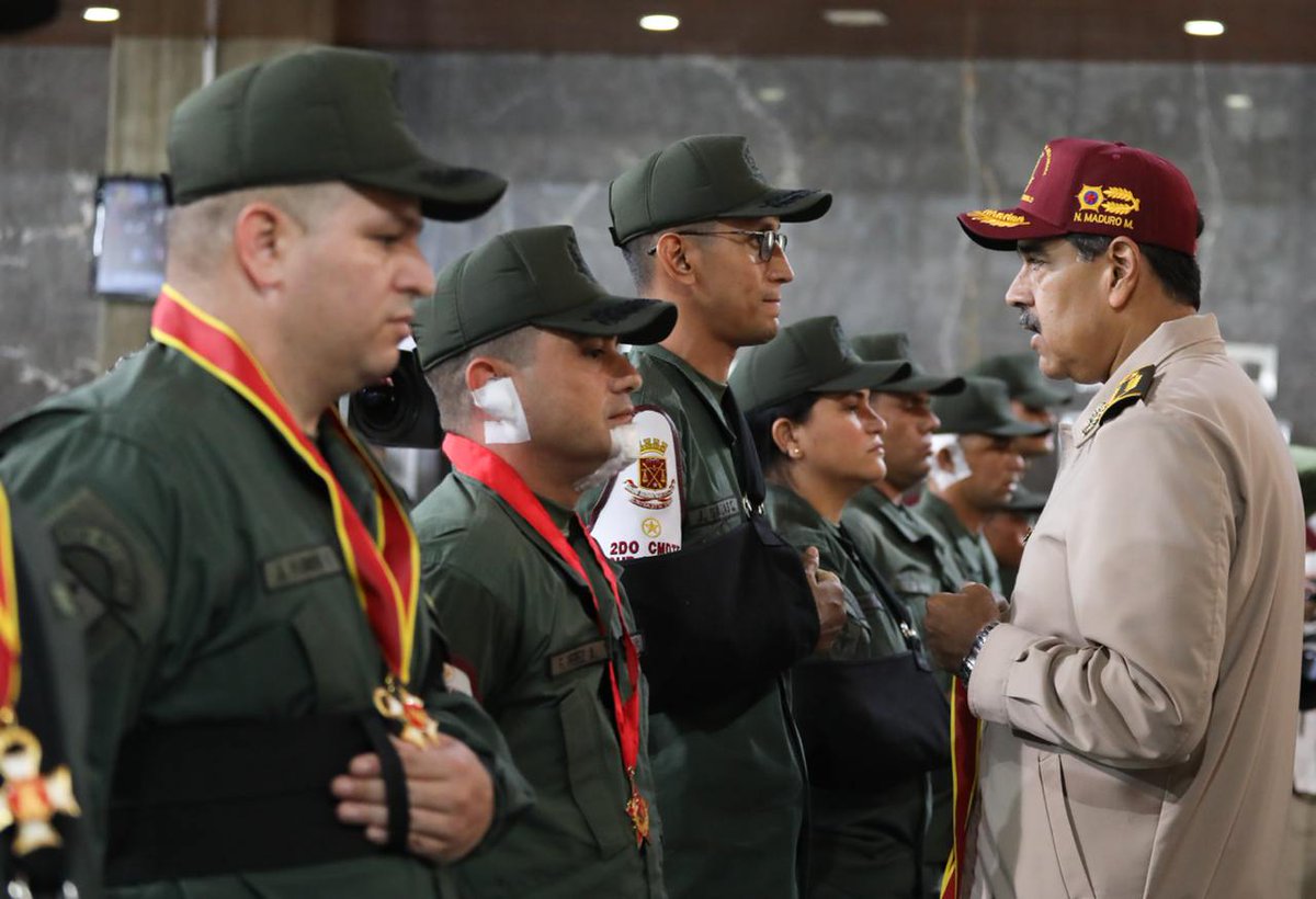 #Entérate📰El presidente y Comandante en Jefe de la FANB <a href="/NicolasMaduro/">Nicolás Maduro</a> manifestó su orgullo, porque "ustedes son la manifestación de la fuerza que tiene la Patria para que prevalezca el orden, la ley, la Constitución y la paz”, dijo.