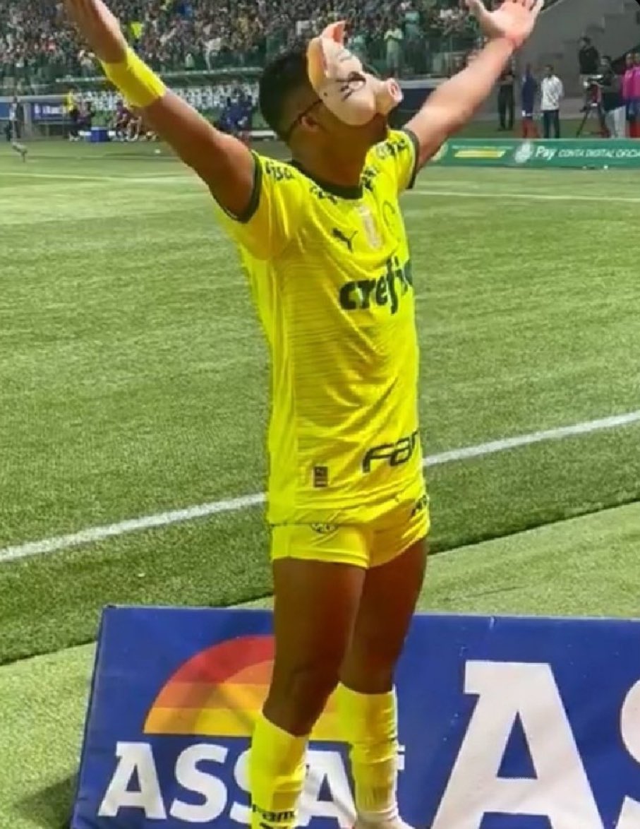 Gaparmera's tweet photo. Como não amar o Rony?
Pode errar, mas é um dos poucos que mesmo nessa fase ruim do time não deixa de demonstrar raça! https://t.co/MvtXCYnJZQ