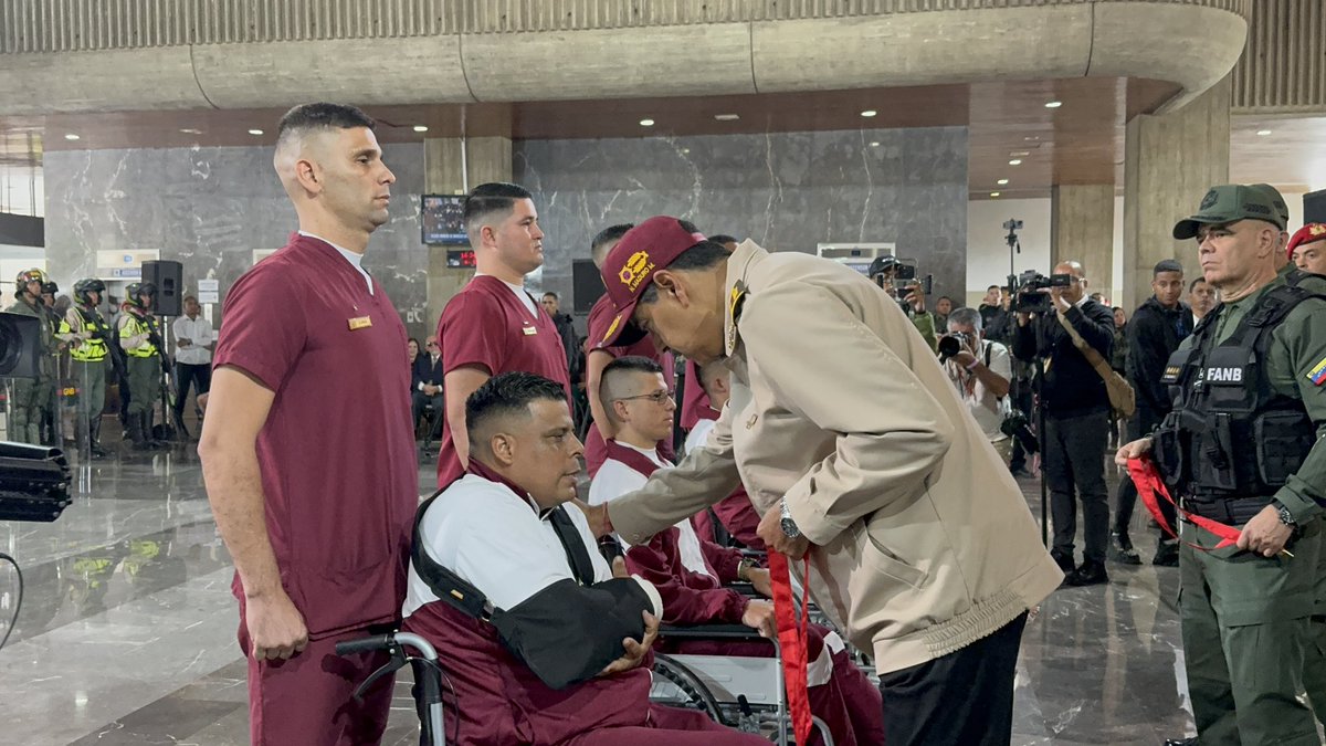 Madelein Garcia (@madeleintlsur) on Twitter photo #ÚltimoMinuto| presidente de Venezuela <a href="/NicolasMaduro/">Nicolás Maduro</a> condecoró a 15 efectivos de la GNB que fueron heridos durante las guarimbas del 29 y 30 de julio durante el intento de golpe de estado cibernético y fascista que se desarrolló luego de las elecciones presidenciales del #28JUL. #ÚltimoMinuto| presidente de Venezuela <a href="/NicolasMaduro/">Nicolás Maduro</a> condecoró a 15 efectivos de la GNB que fueron heridos durante las guarimbas del 29 y 30 de julio durante el intento de golpe de estado cibernético y fascista que se desarrolló luego de las elecciones presidenciales del #28JUL.