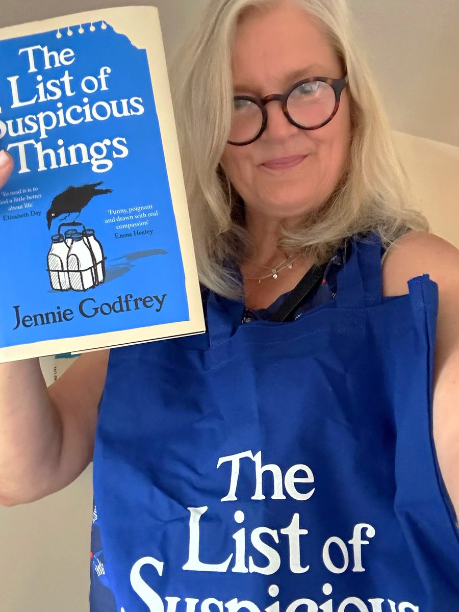 alisonbarrow's tweet photo. It took me 7 goes to try for a selfie with the #TLOST tote from @WaterstonesTRU @jennieg_author and then I wasn't so happy about the photo and forgot to post till now! Ha! But here it is! 👀 https://t.co/9BASk8RUiZ