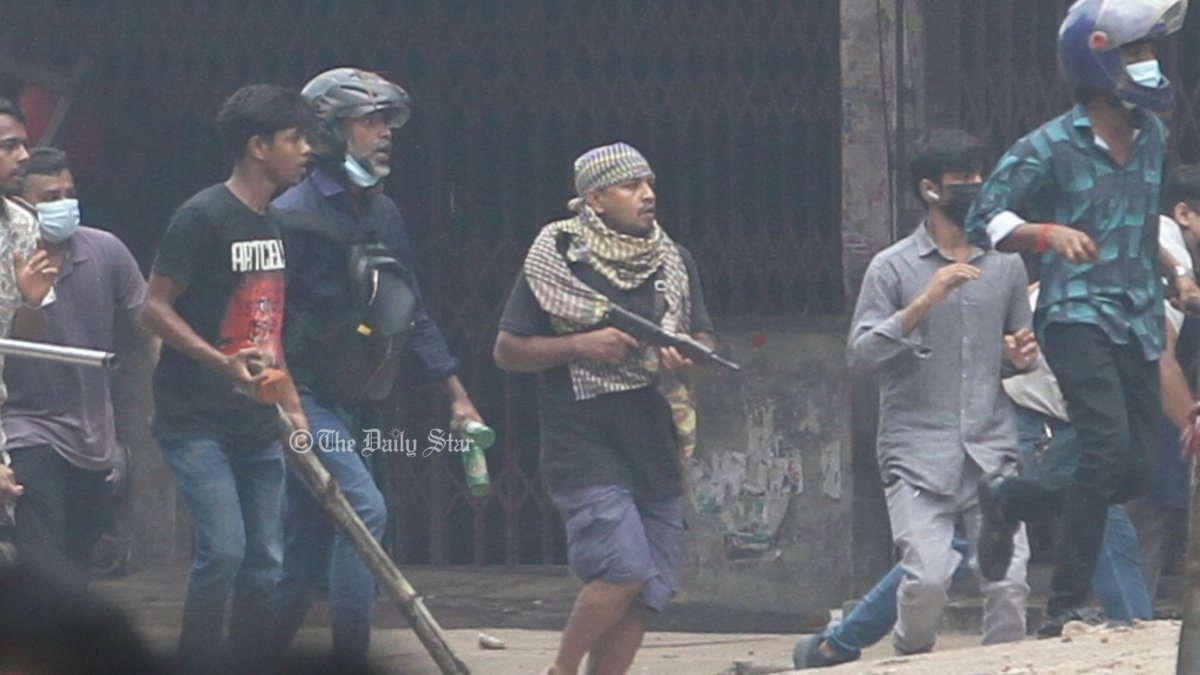 basherkella's tweet photo. The Daily Star news captures a clear picture of a ruling party militant holding automatic rifle while they were attacking student-people protesters in Chittagong! Students are facing a real terrorist organization in #Bangladesh.

#SaveBangladeshiStudents #StepDownHasina #Bangladesch #Bangladeshi #BangladeshQuothaMovement #BangladeshiStudentsareinDanger
