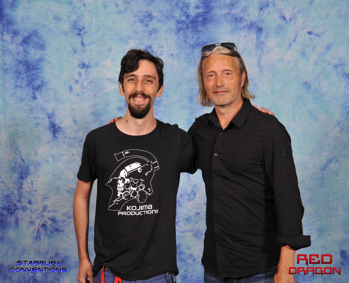 Nefastoss's tweet image. Dear @HIDEO_KOJIMA_EN, I am thrilled to announce that I had the huge privilege to meet @theofficialmads. I'm on top of the world! 

P.S. I could not miss the opportunity to wear a @KojiPro2015_EN shirt of course 👀

#RDC6 #starfury #Hannibal #MadsMikkelsen