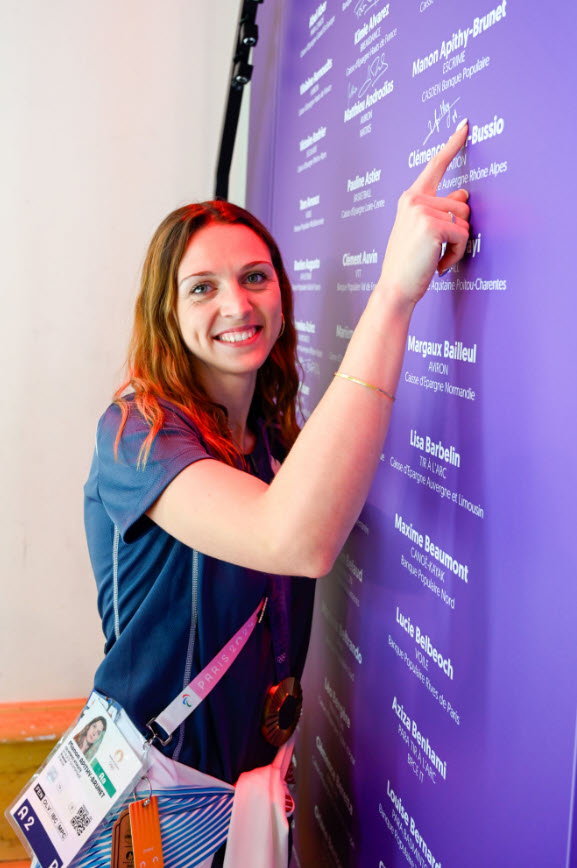 CASDEN (@casden_bp) on Twitter photo Une médaille en or… et une athlète en or ! <a href="/Noune_Brunette/">Manon Apithy</a>, championne olympique de sabre individuel, accueillie au Petit Palais du Sport par Nicolas Namias, Pdt du Directoire de BPCE et <a href="/norbertattali/">Norbert Attali</a> , DGA de la <a href="/Casden_BP/">CASDEN</a> . Une ovation pour notre athlète ! Une médaille en or… et une athlète en or ! <a href="/Noune_Brunette/">Manon Apithy</a>, championne olympique de sabre individuel, accueillie au Petit Palais du Sport par Nicolas Namias, Pdt du Directoire de BPCE et <a href="/norbertattali/">Norbert Attali</a> , DGA de la <a href="/Casden_BP/">CASDEN</a> . Une ovation pour notre athlète !