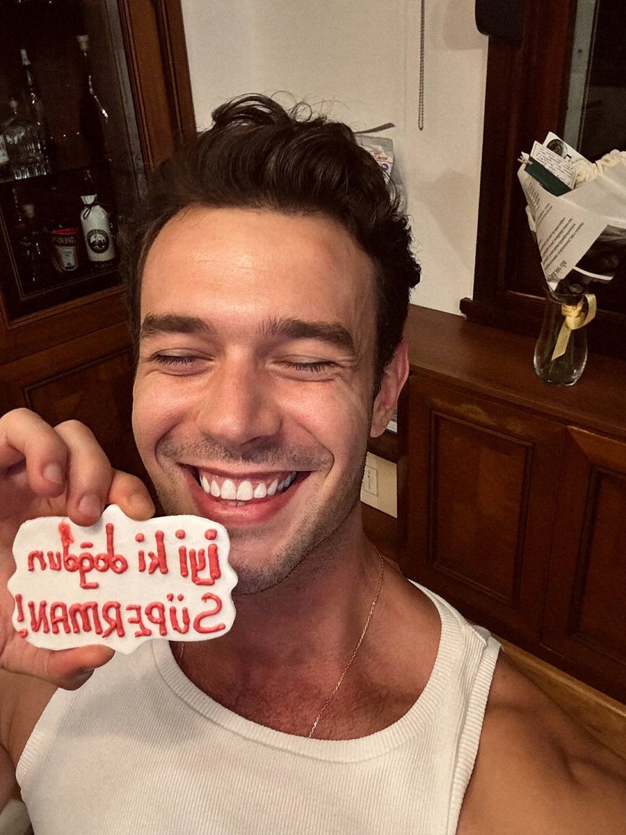 Doğum günümü kutlayan herkese sonsuz teşekkürler.. İyi ki varsınız!🖤
-superman never gives up flying..❤️🌹