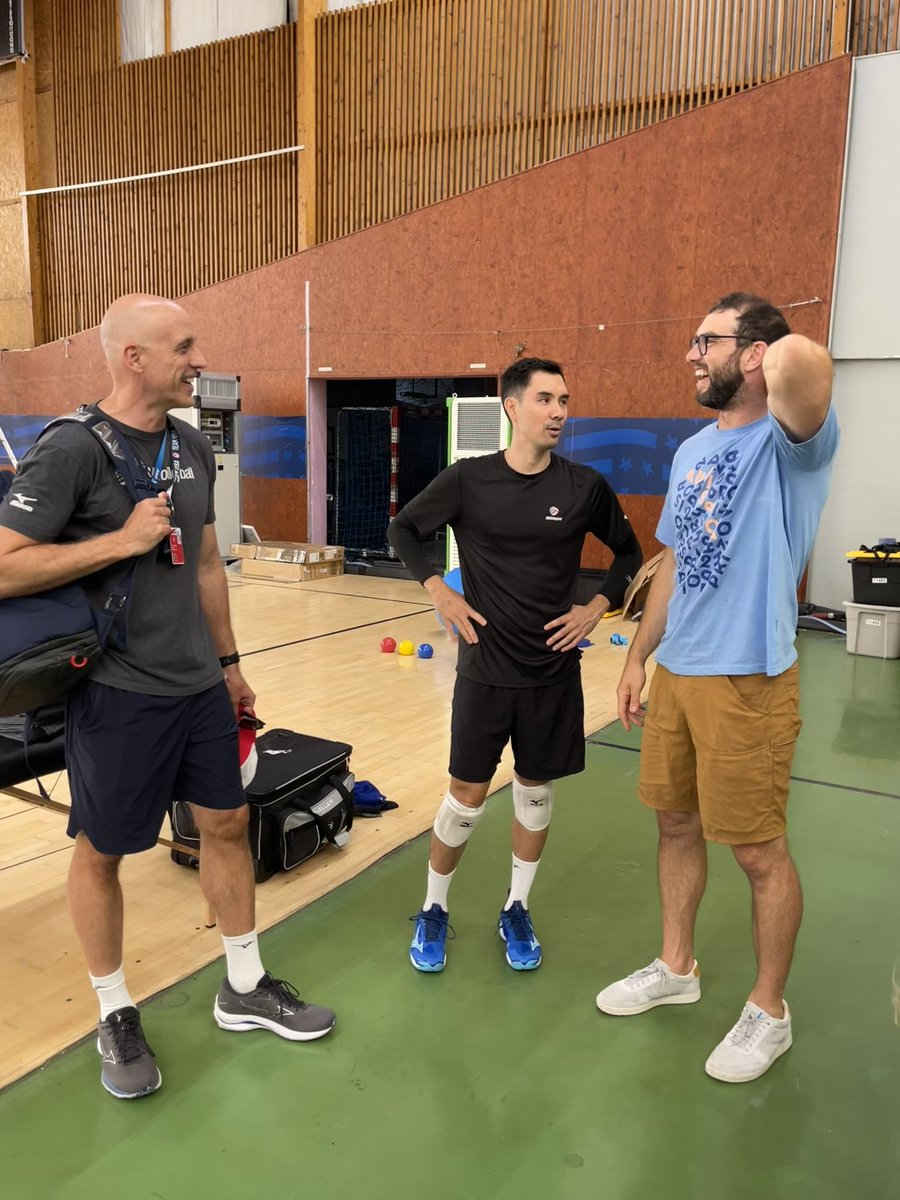 usavolleyball's tweet photo. Special visit today from former @Colts QB and Stanford alum Andrew Luck and the @GoStanford Tree at the U.S. Olympic Men’s Volleyball training!

#Paris2024 #ParisOlympics https://t.co/kJOFAlwfbL