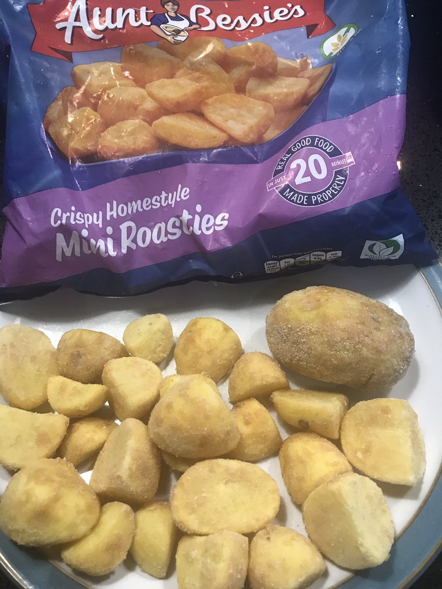 G51Boo's tweet image. Spot the odd one out “mini” being the clue …..🤔🫣😂😂 #auntbessie