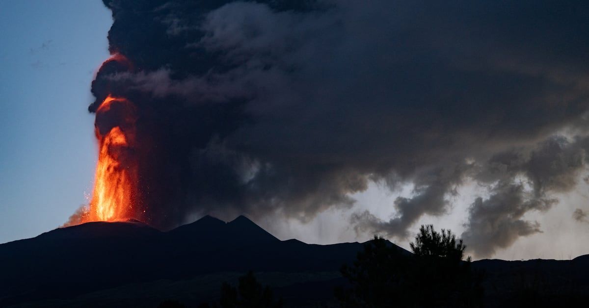Italy's Mount Etna erupts at dawn reut.rs/3Wq35eQ