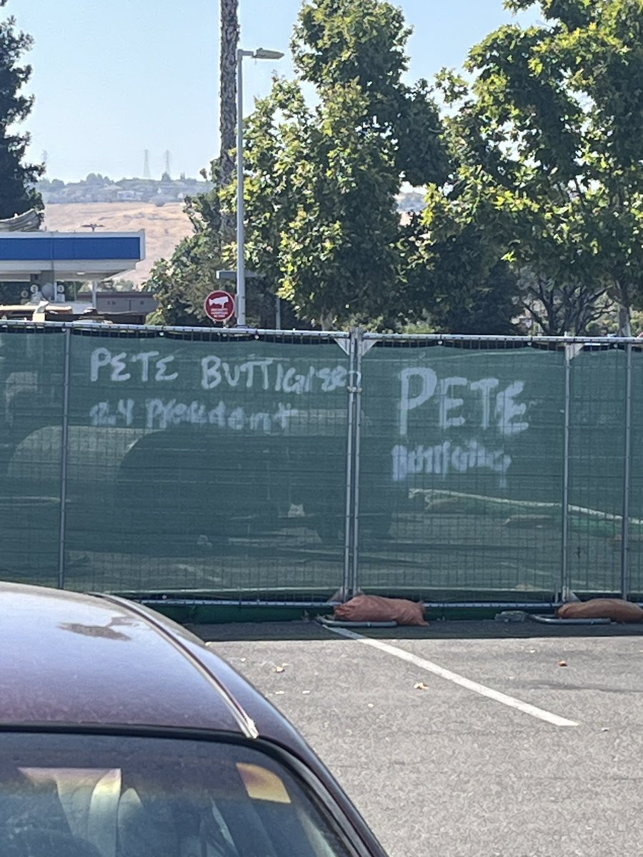 Evan_RB's tweet photo. He prolly won’t get picked, but I randomly saw this graffiti out in the wild in San Jose today. Just saying…#PeteForVP #PeteButtigieg4VP #PeteButtigieg #HarrisButtigieg2024 #HarrisButtigieg @kamalaHQ @KamalaHarris @PeteButtigieg https://t.co/8IKn3RSb9I