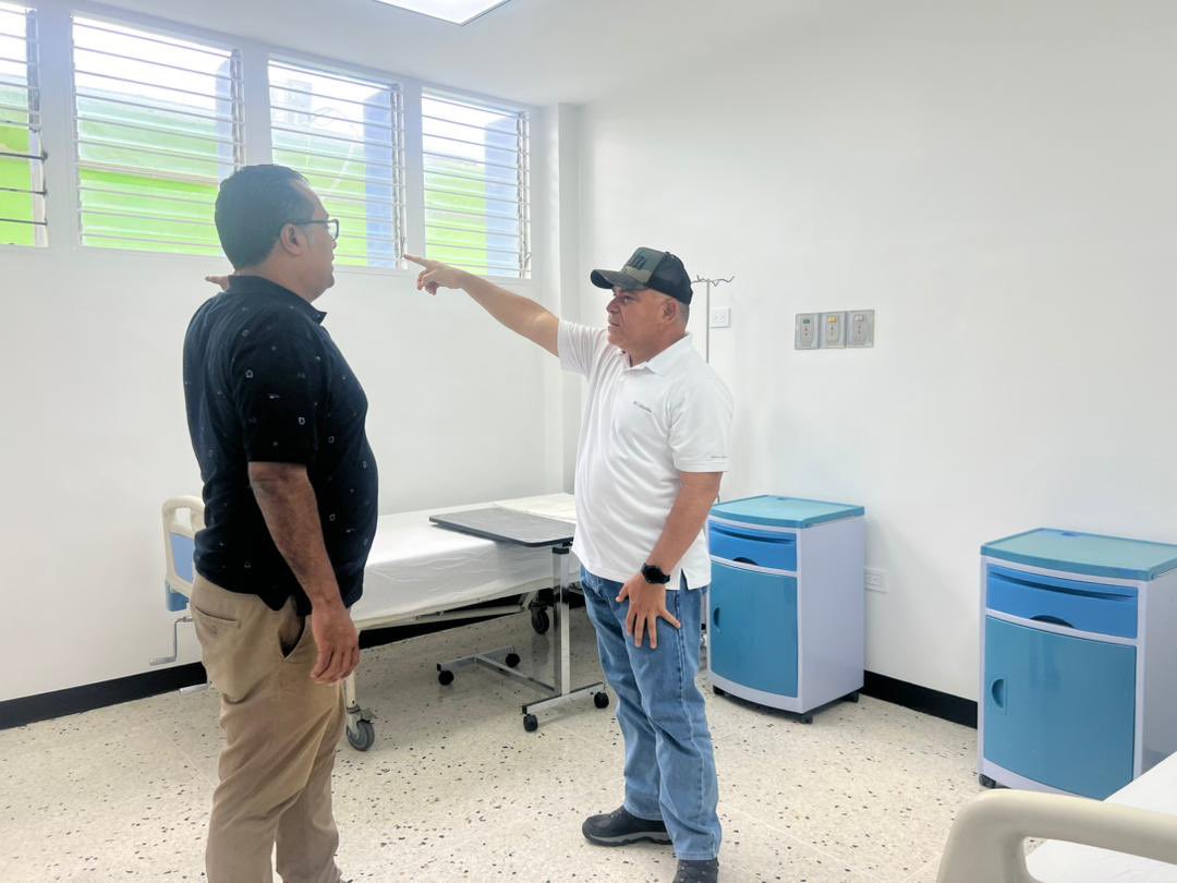 #4Ago Recorrí junto al Secretario de Salud, Javier Cabrera, los espacios en recuperación del hospital Baudilio Lara de Quíbor. Aquí estamos trabajando las tres instancias de gobierno en las sala de emergencia y  sala de partos. 

Venezuela Vence Siempre!