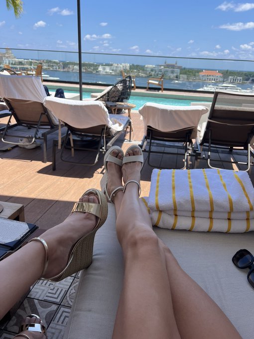 I want to do a pool day with my domme friends while we get served &amp; worshiped &amp; make content humiliating