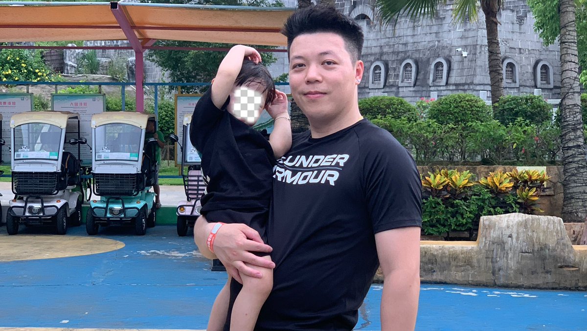 DionLimTV's tweet photo. 𝟑𝟑-𝐘𝐞𝐚𝐫 𝐎𝐥𝐝 𝐅𝐚𝐭𝐡𝐞𝐫 𝐨𝐟 𝐓𝐰𝐨 𝐒𝐡𝐨𝐭 𝐈𝐧 𝐓𝐡𝐞 𝐇𝐞𝐚𝐝 𝐖𝐡𝐢𝐥𝐞 𝐒𝐥𝐞𝐞𝐩𝐢𝐧𝐠 𝐢𝐧 𝐎𝐚𝐤𝐥𝐚𝐧𝐝
⠀
I spoke to a family friend of Run Hua Kuang last night. His family is beyond devastated. On August 1st he came home from his delivery driver job and took a nap. At about 3:30PM a bullet flew through the wall of their East Oakland housing project. It went through the headboard and the back of his skull. The round exited through his eye.
⠀
Run is the father os two daughters, ages 7 and 3. He came to the US from Taishan China in 2005 for the American Dream to provide for his family and including parents. Run is also the only one who speaks limited English.
⠀
Run’s sister Jasmine made this GoFundMe to help while they “pray for a miracle”. He is in ICU fighting for his life.
⠀
Reaching out to OPD now to learn more.
#Oakland
https://t.co/mq1OZkHEyy