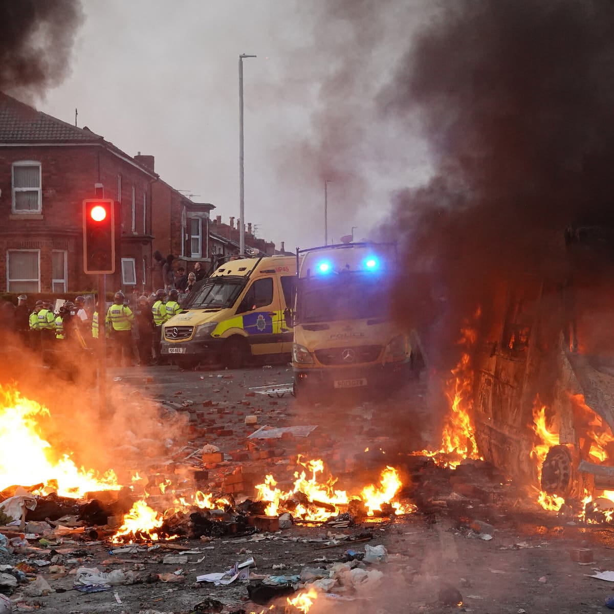 nanana365media's tweet image. 🔴UK 🇬🇧| #UKRiots : On Sunday, the wave of violent unrest which unleashed at the start of the week persisted in #GreatBritain. Across the country, police are still grappling with #rioters  who are looting everything and storming housing where #immigrants are detained. #RiotsUK