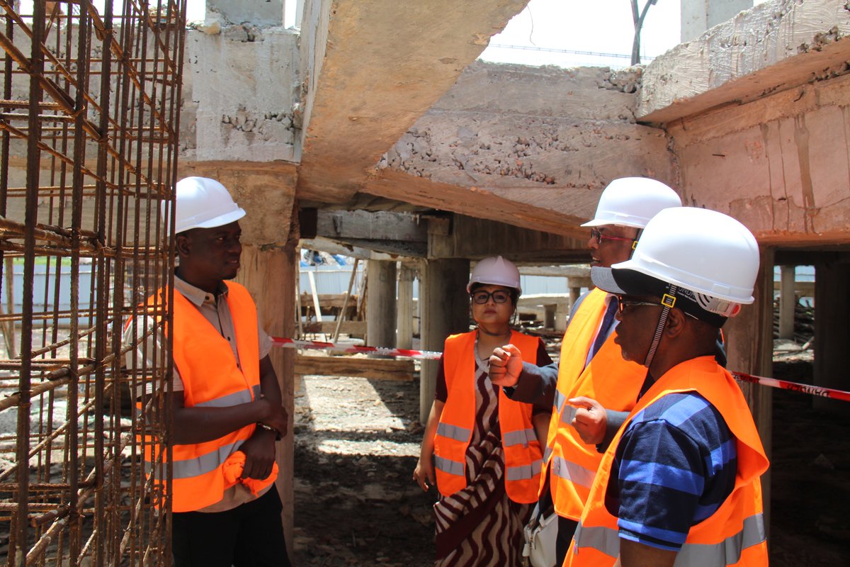 PNUDBenin's tweet photo. S.E.M G. Balasubramanian, Ambassadeur de l’Inde 🇮🇳 près le Bénin #IBSA visite pour la 1ère fois le site d'unité moderne de production de sel iodé en cours de construction à Djègbadji #ProSel.
Il était accompagné de son épouse, du Consul Honoraire de l’🇮🇳 au 🇧🇯 & @TitusOsundina https://t.co/x3CbWzzahO